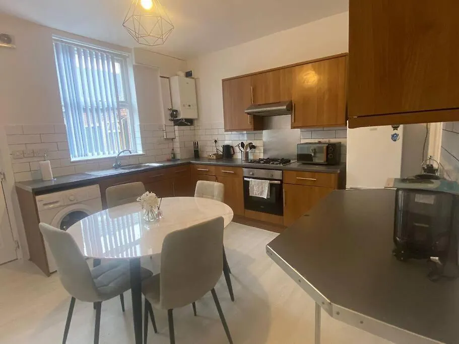 3-Bed House Near M1 & Meadowhall With Free Parking Brightside